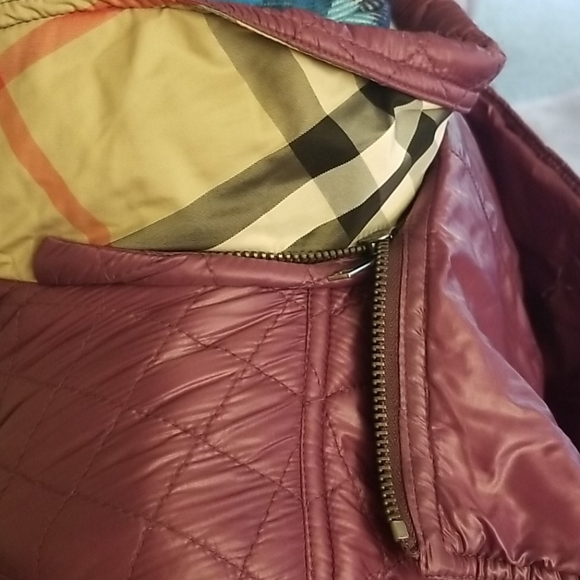 NOTABLE DISTINCTION❣️BURBERRY JACKET. Price Firm - Picture 4 of 12